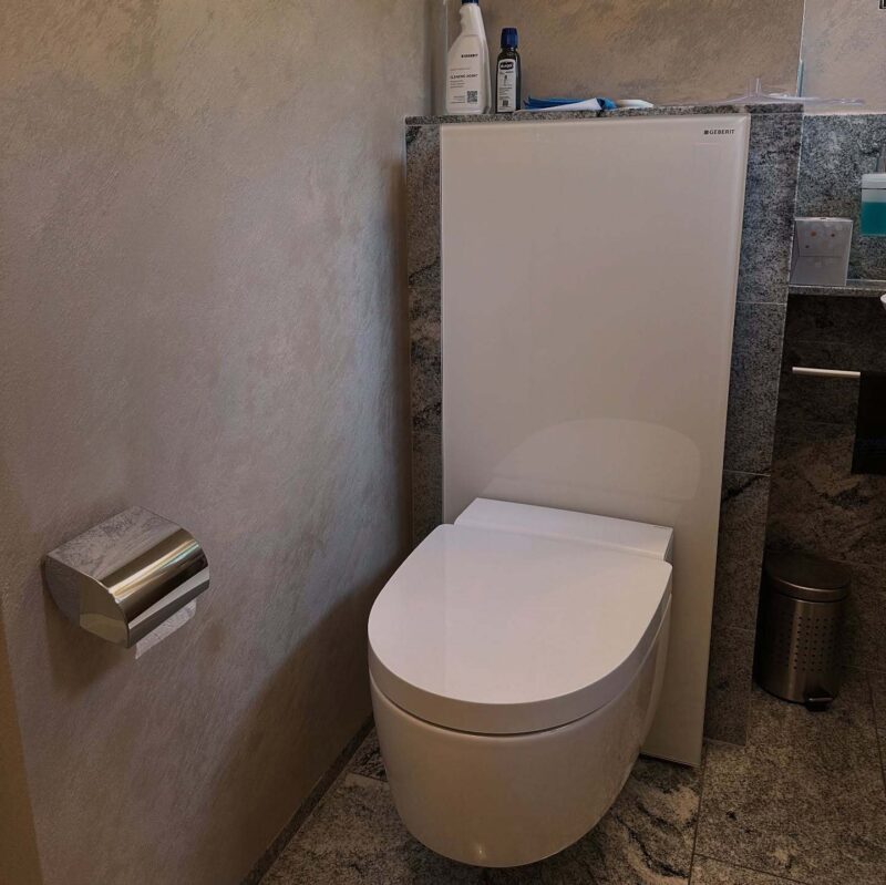 Ersatz eines in die Jahre gekommenen Closomat Avantgarde durch ein neues Geberit AquaClean Mera Classic Dusch-WC in Kombination mit einem Geberit Mon…