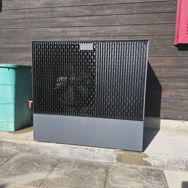 Viessmann Vitocal 252-A Luft/Wasser-Wärmepumpe mit dem natürlichen Kältemittel Propan (R290) in Schwarzenburg.